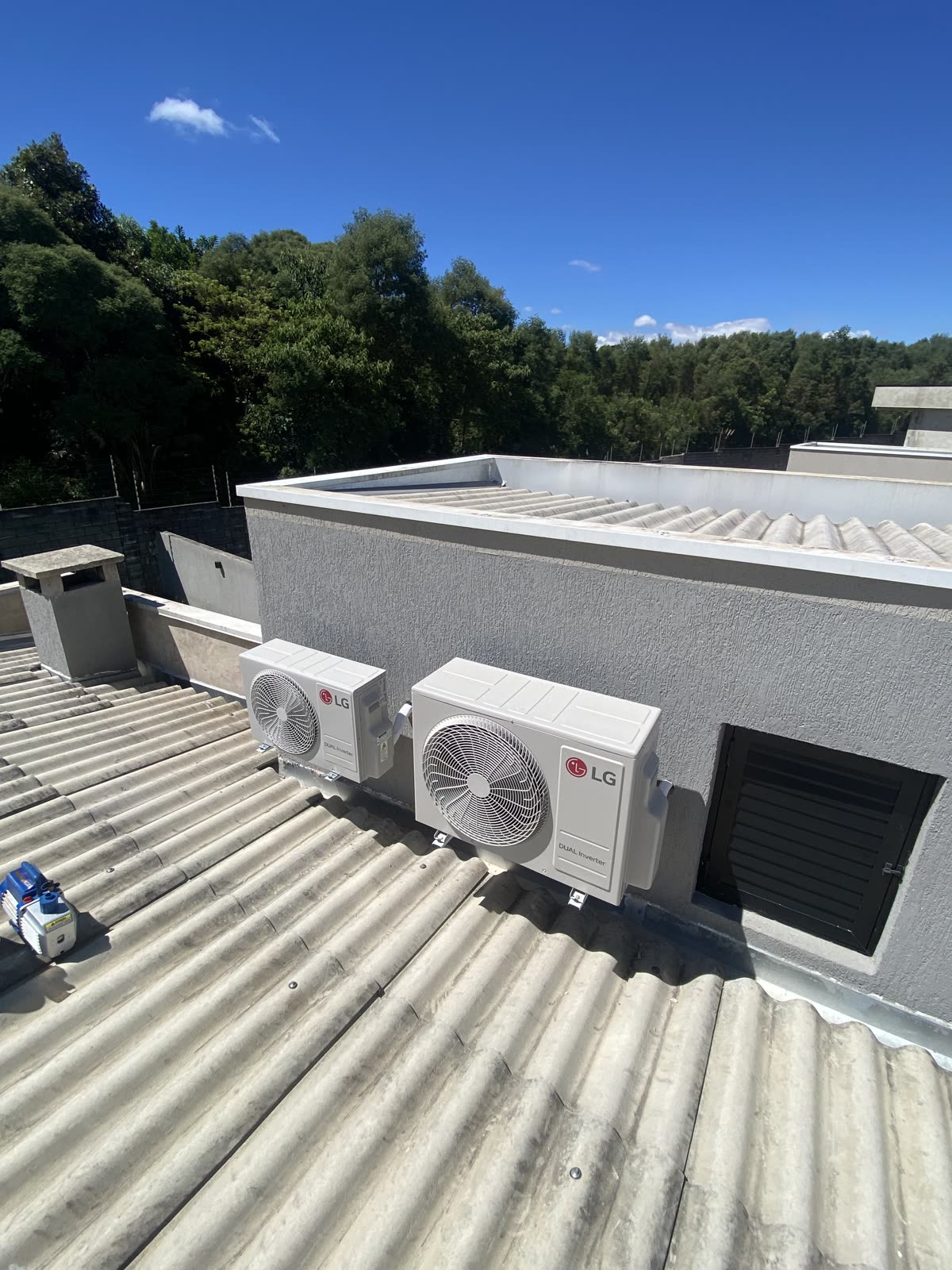 Técnico Viron instalando ar-condicionado